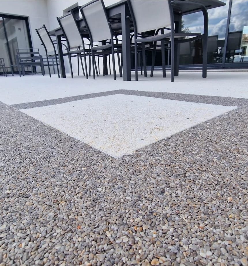 Terraza drenante con cenefa decorativa