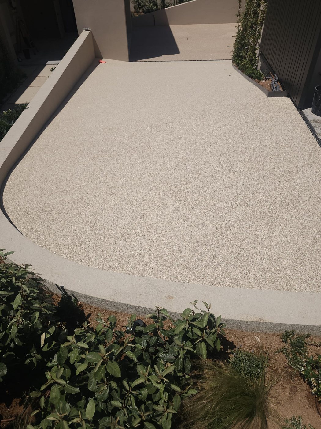 Patio con pavimento drenante beige