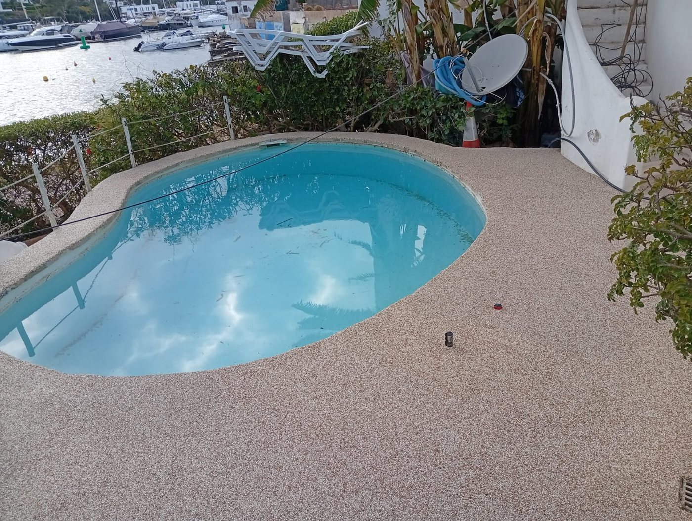 Pavimento drenante alrededor de piscina