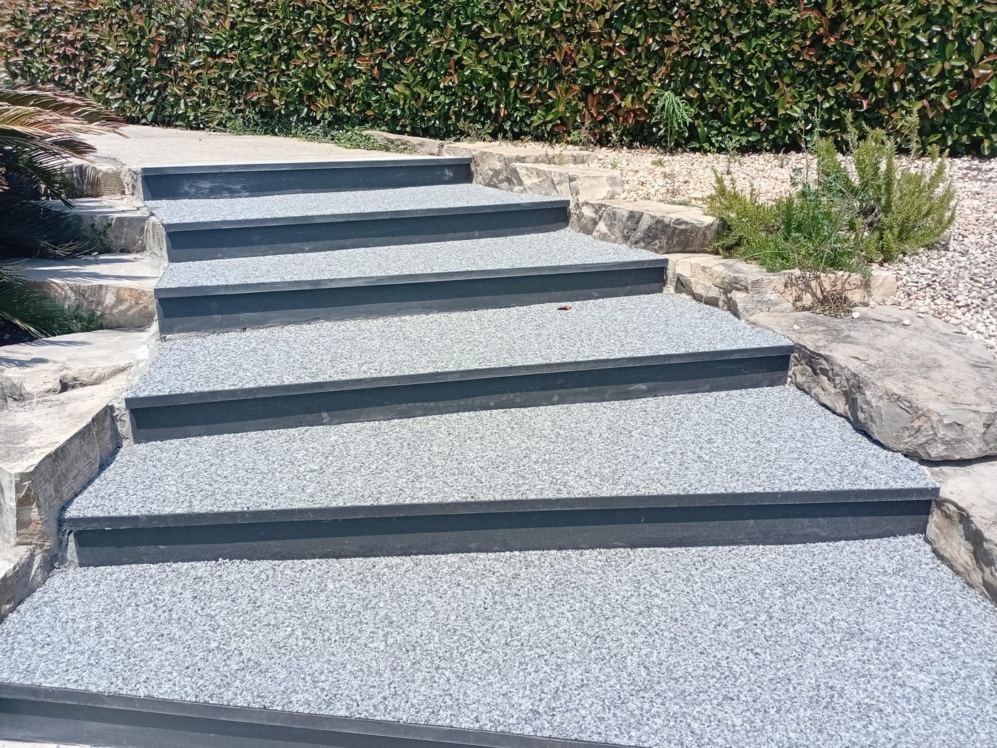 Escalera con pavimento drenante