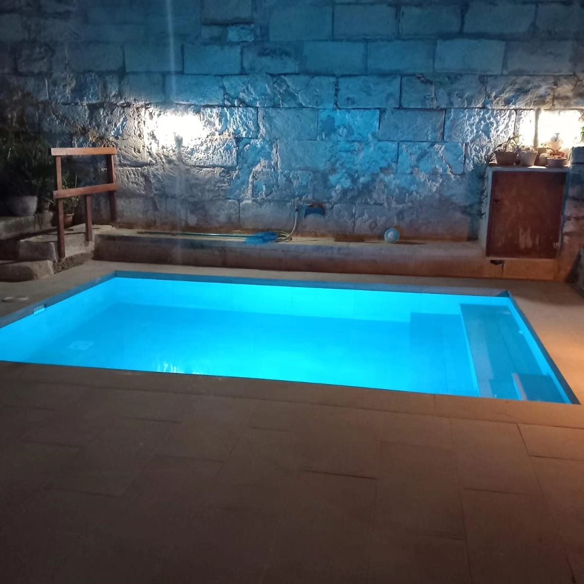 Piscina iluminada de noche