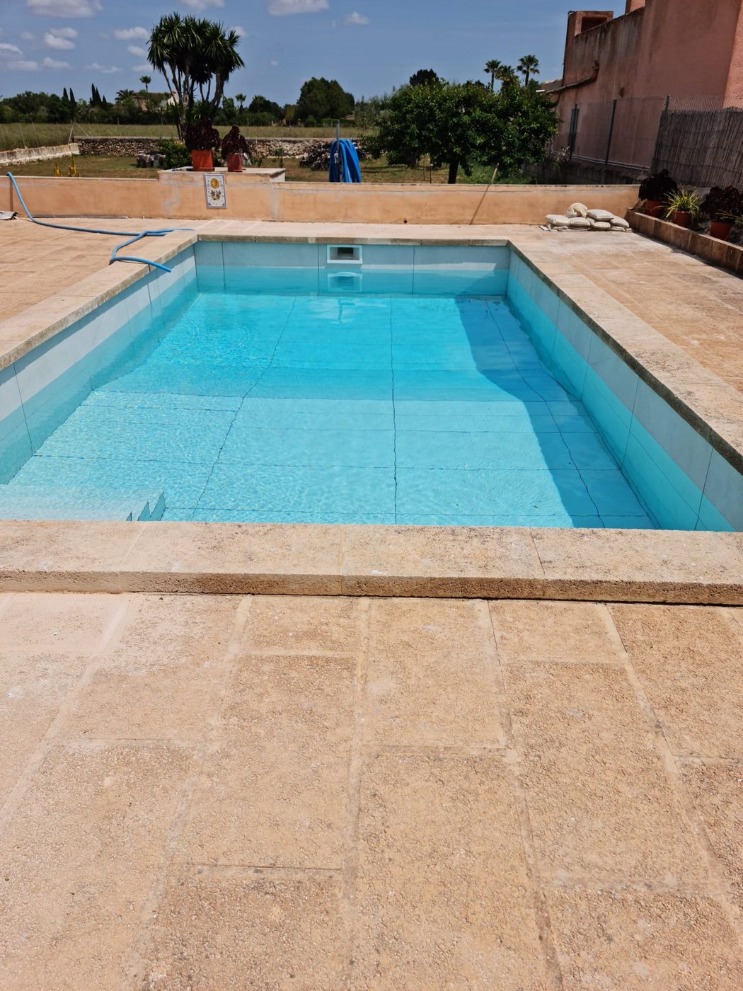 Piscina rectangular con solarium