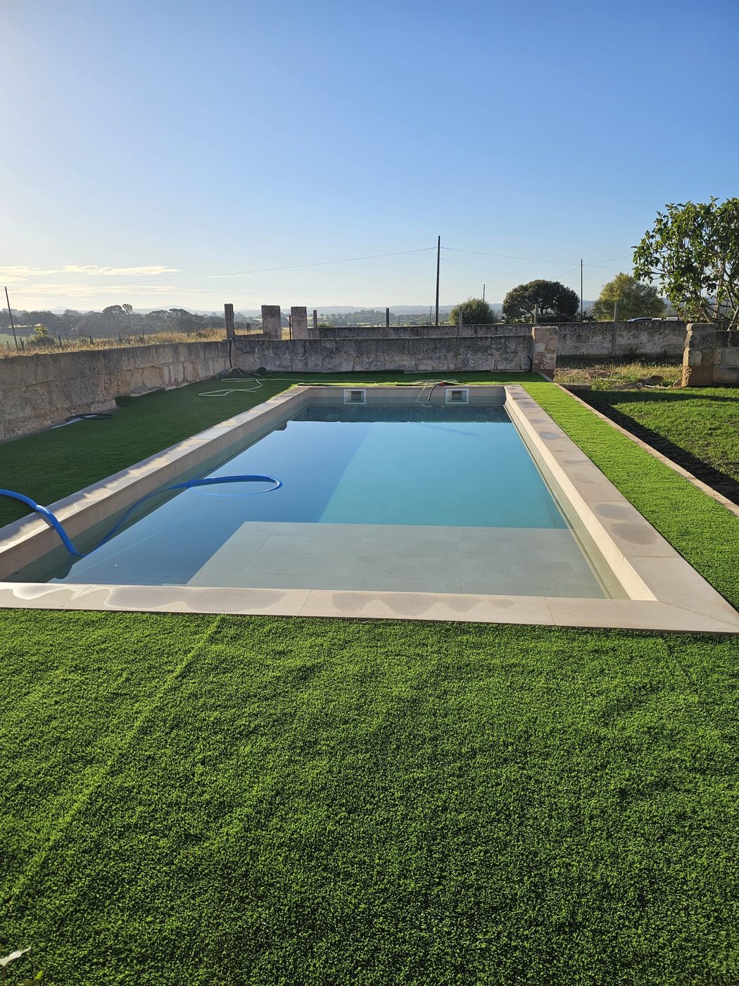 Piscina con césped